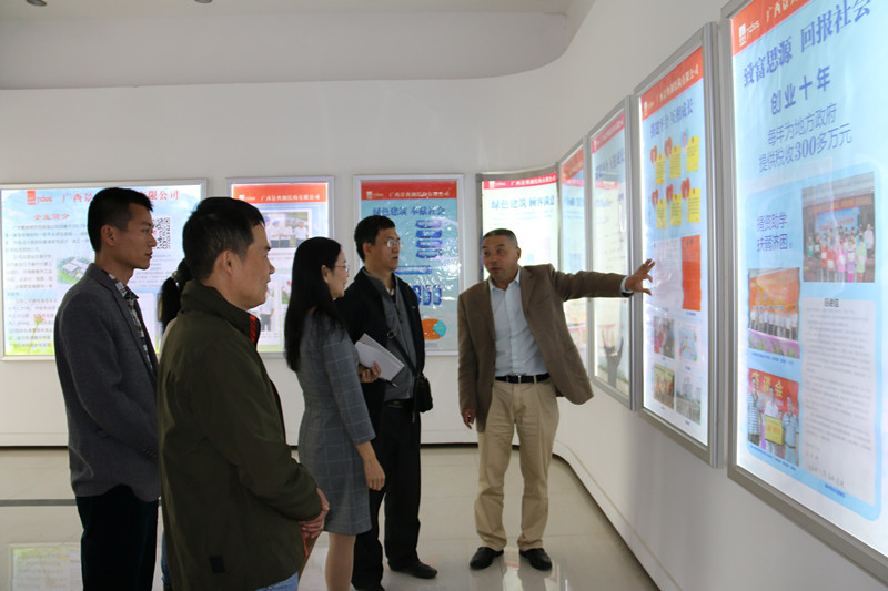 生产副总向专家组介绍孝心工资缘由及社会公益事业成功